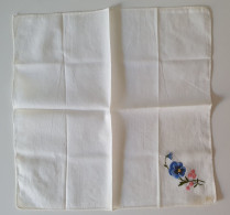 Ancien Mouchoir Avec Broderies Fleurs Bleu Et Rose - Handkerchiefs