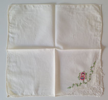 Ancien Mouchoir Ou Napperon Avec Broderies Fleurs Et Dentelle - Handkerchiefs