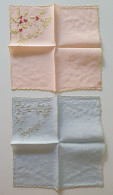 Lot De 2 Anciens Petits Mouchoirs Ou Napperons Brodés Joyeux Noël Bleu Et Rose - Handkerchiefs