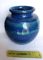 Vase En Céramique émaillée Bleue à Motifs Géométriques Aldo Londi Pour Bitossi Italie Années 60. - Vazen