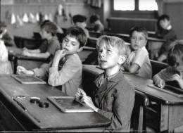 D'après ROBERT DOISNEAU L'Information Scolaire 1956-GRAND FORMAT 30 X 24 CMS- PL 003 (enseignement école Classe Garçons - Autres & Non Classés