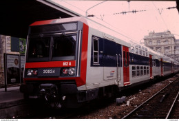 Photo Diapo Diapositive Slide Train Rame Banlieue SNCF Z2N N°20824 Le 25/03/1996 VOIR ZOOM - Diapositives