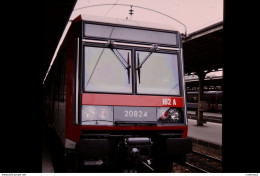 Photo Diapo Diapositive Slide Train Rame Banlieue SNCF Z2N N°20824 De Face Le 25/03/1996 VOIR ZOOM - Diapositives