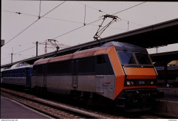 Photo Diapo Diapositive Slide Train Wagon Locomotive SNCF Sybic 26126 PARIS GARE DE LYON Le 03/05/1996 VOIR ZOOM - Diapositives