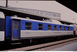 Photo Diapo Diapositive Slide Train Wagon Voiture SNCF Contrôle Des IES PARIS GARE DE LYON Le 03/05/1996 VOIR ZOOM - Diapositives