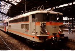 Photo Diapo Diapositive Slide Train Wagon Locomotive SNCF BB 17016 Le 14/06/1996 VOIR ZOOM - Diapositives