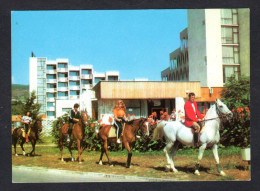 Bulgarie - ALBENA - Cavaliers Devant Les Immeubles - Chevaux - Bulgarie