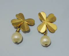 -2 BOUTONS De MANCHETTES Ou De COL TREFLES Dorés & Perles Nacrées CHANEL 93 A   E - Andere & Zonder Classificatie