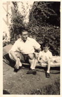 CARTE PHOTO - Un Père Assis Avec Son Fils Dans Le Jardin - Carte Postale Ancienne - Photographie