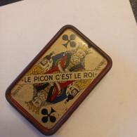 Ancienne Boite Métal Amer Picon Avec Un Jeux De 20 Cartes Pub Le Picon C'est Le Roi Au Dos - Otros & Sin Clasificación