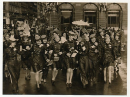 FRANCE - Les Catherinettes à Paris - Anonymous Persons