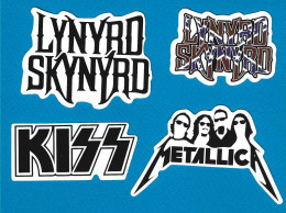 757> N° 4 ADESIVI : LYNYRD SKYNYRD (2 Adesivi Diversi) / KISS / METALLICA - Objets Dérivés