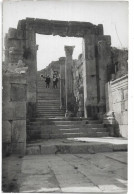 L60F018 - Jordanie - Jerash - Gerasa - Entrée Basilique -  Jack Dakessian Photographe DERAA - Animée - Jordanië