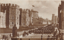 WINDSOR CASTLE - BERKSHIRE - UNITED KINGDOM - ANIMATED POSTCARD 1935 - GUARD RETURNING - NICE STAMPING. - Windsor Castle