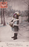 Bonne Année -- -- Paysage Enneigé Et  Portrait De Jolie  Jeune  Fille Avec Manteau - Nouvel An