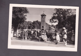 Vente Immediate  Guinée  KINDIA Eglise Vue De La Place Du Marché ( Animée  Colon Tenue Coloniale Lib. C.F.A.O. 27) - Guinée Française