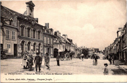 80 PICQUIGNY - L'hôtel De Ville Et La Place Du Marché - Picquigny