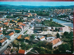 71 - GUEUGNON - Vue Générale Aérienne. (Eglise / Usine) - Gueugnon