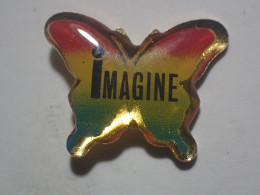 Pin's - Informatique - APPLE - IMAGINE - Le Papillon Aux Couleurs Arc En Ciel - Informatique