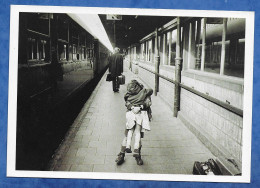 CPM Secours Populaire Français Voeux Photographiques Bruxelles Gare Du Midi 1979 Photo Eeckhoudt Quai Enfants - Public Transport (surface)