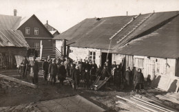 Estonie - Eesti: Talgud Külas Rahva Kogunemine Hoovis (Ferme Dans Le Village, Rassemblement) - Estland