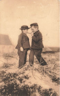 ENFANTS - Dee Eerste Sigaar - Jan En Stoffel - Zeeland - Carte Postale Ancienne - Szenen & Landschaften