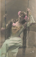 FANTAISIE - Femme - Une Jeune Femme Sur Une Balançoire - Colorisé - Carte Postale Ancienne - Women