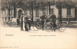 BELGIQUE - Bruxelles - Les Agents Cyclistes Arrêtant Un Teuf-teuf - Carte Postale Ancienne - Sonstige & Ohne Zuordnung