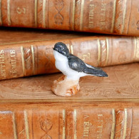 Feve Ancienne 1ère Epoque Allemande Hirondelle 22 X 25 Mm Biscuit Polychrome Oiseau Miniature - Antiguos