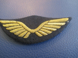 Insigne De Casquette D'aviateur D'époque/ 2 Ailes étendues/ Avec  3 Fixations Au Verso:/ Vers 1980- 1990      CCK33 - Luchtmacht