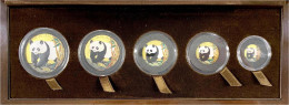 Panda Premium-Set: Panda In Farbe 2001. 5 Münzen Zu 20 Y. (1/20 Unze), 50 Y. (1/10 Unze), 100 Y. (1/4 Unze), 200 Y. (1/2 - Cina