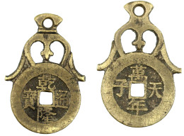 Bronzeguss-Amulett. Qian Long Tong Bao/Tian Zi Wan Nian ("der Himmelssohn Möge 10000 Jahre Leben"). Rund Mit Aufhängung, - Chine