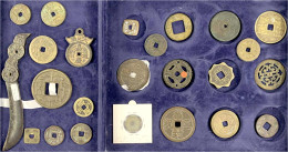 Sammlung Von 24 Bronzegussamuletten In Schatulle. U.a. Eines In Messerform, Zu Amuletten Umgearbeitete Cashs, Spätere Gü - Chine