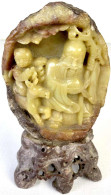 Jade-Relief Des Gottes Fu Mit Kind Auf Einem Hirsch, Auf Sockel Aus Lila Gestein. Gesamthöhe 13 Cm. Fu Steht Personalisi - Chine