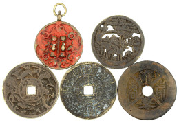 5 Div. Bronzeguss-Amulette. U.a. Ein "open Work" Und Ein Rot Eingefärbtes, Tragbares Amulett. Sehr Schön. Hartill (Korea - Korea, North