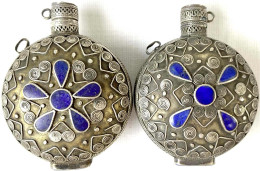 2 Opium-Fläschchen Aus "Tibet-Silber" Mit Sternförmig Angeordneten Lapislazulis. Höhe Je 65 Mm. Einmal Ein Lapislazuli B - Otros – Asia