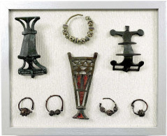 Sammlung Artefakte Der Kiev-Kultur, 3. Bis 5. Jh.: 8 Stück: 3 Fibeln Aus Bronze, 4 Teile Kopfschmuck-Ringe, Ohrring Aus  - Altri & Non Classificati