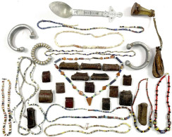 Interessanter Bestand, Bestehend Aus Glasperlenketten, Manillen Aus Aluminium (!), Leder-Amuletten Der Warraga, Usw. Bes - Other & Unclassified