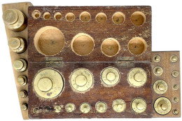 3 Gewichtssätze Messing: Holzkiste Mit 12 Gewichten 1/2 Bis 500 Gramm; Holzblock Mit 6 Gewichten 1/2 Bis 20 Dekagramm; H - Other & Unclassified