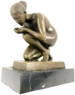 Bronzeskulptur Auf Marmorsockel. Trinkende Nackte. Nach Ernst Wenck (1865-1929, Berlin). Gesamthöhe 20,5 Cm - Sonstige & Ohne Zuordnung