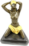 Bronzeskulptur, Signiert Nick. Breitbeinig Kniende Nackte Dame Mit Vergoldeter Augenbinde Und Vergoldetem Tuch. Auf Marm - Sonstige & Ohne Zuordnung