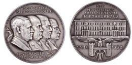 Silbermedaille 1938. Die Münchner Abmachungen Im Führerhaus. 4 Gestaffelte Brb. Mit Hitler Im Vordergrund. 36 Mm; 19,35  - Sonstige & Ohne Zuordnung