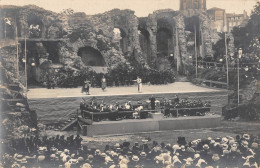 CPA 17 SAINTES / CARTE PHOTO DANS LES ARENES / SCENE DE THEATRE / SITUEE AU VERSO - Saintes