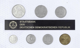 Kuriosum: Minisatz Ohne Medaille Von 1 Pfg. Bis 2 Mark (7 Münzen) In Noppenplastik 1983 Mit Schwarzem Schriftband Und Go - Other & Unclassified