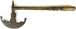 Deko-Axt, Bronze, Im Stil Der Seldschuken, Jedoch 20. Jh. Länge 48 Cm - Armas Blancas