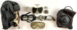 Fliegerhaube, Panzerhaube Und 4 Schutzbrillen. Dazu Ein Uniformadler, Effektenzahlen, Eine Dose, Ein Ehemals Entnazifizi - Sonstige & Ohne Zuordnung