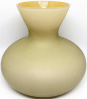 Große Designer-Vase Von Venini Murano. Ockerfarben. Am Boden Signiert. Höhe 25 Cm. Durchmesser 30 Cm - Glas & Kristal