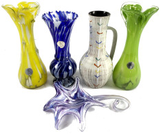 5 Stück, 4 Mundgeblasene Teile: Künstlervasen In Gelb, Blau Und Grün (Höhe 24,5 Bis 27,5 Cm) Und Ein Blau-violetter Glas - Glass & Crystal