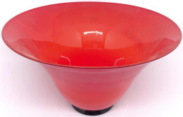 Designer-Schale "Anni Trenta" In Rot, Am Boden Signiert, Datiert 1983, Von Venini Murano. Höhe 11,5 Cm, Durchmesser 25 C - Glas & Kristall