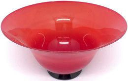 Designer-Schale "Anni Trenta" In Rot, Am Boden Signiert, Datiert 1989, Von Venini Murano. Höhe 11,5 Cm, Durchmesser 25 C - Glass & Crystal